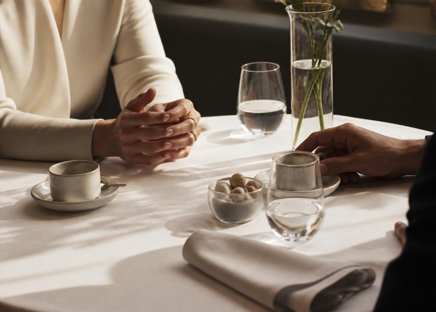 Goście przy stoliku restauracyjnym podczas rozmowy